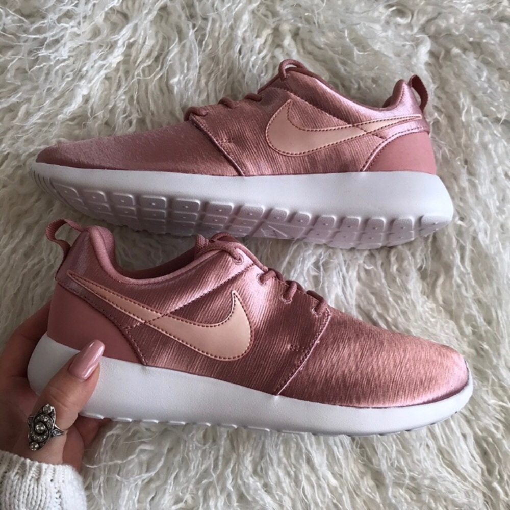 Nike Women’s Roshe One Rust Pink Sneakers Size 7